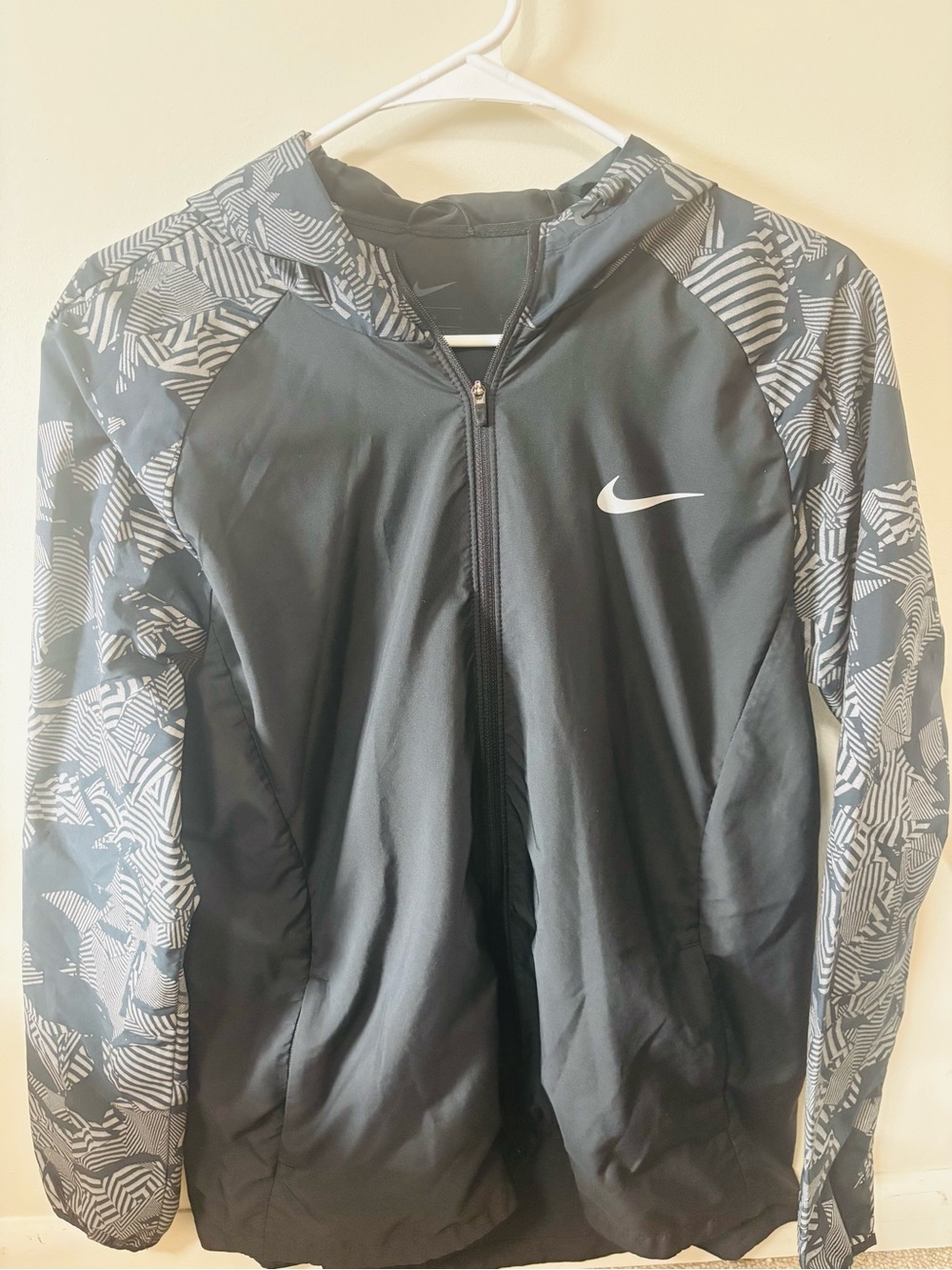 Nike Black Performance Hooded Full-Zip Jacket with Patterned Sleeves Windbreaker